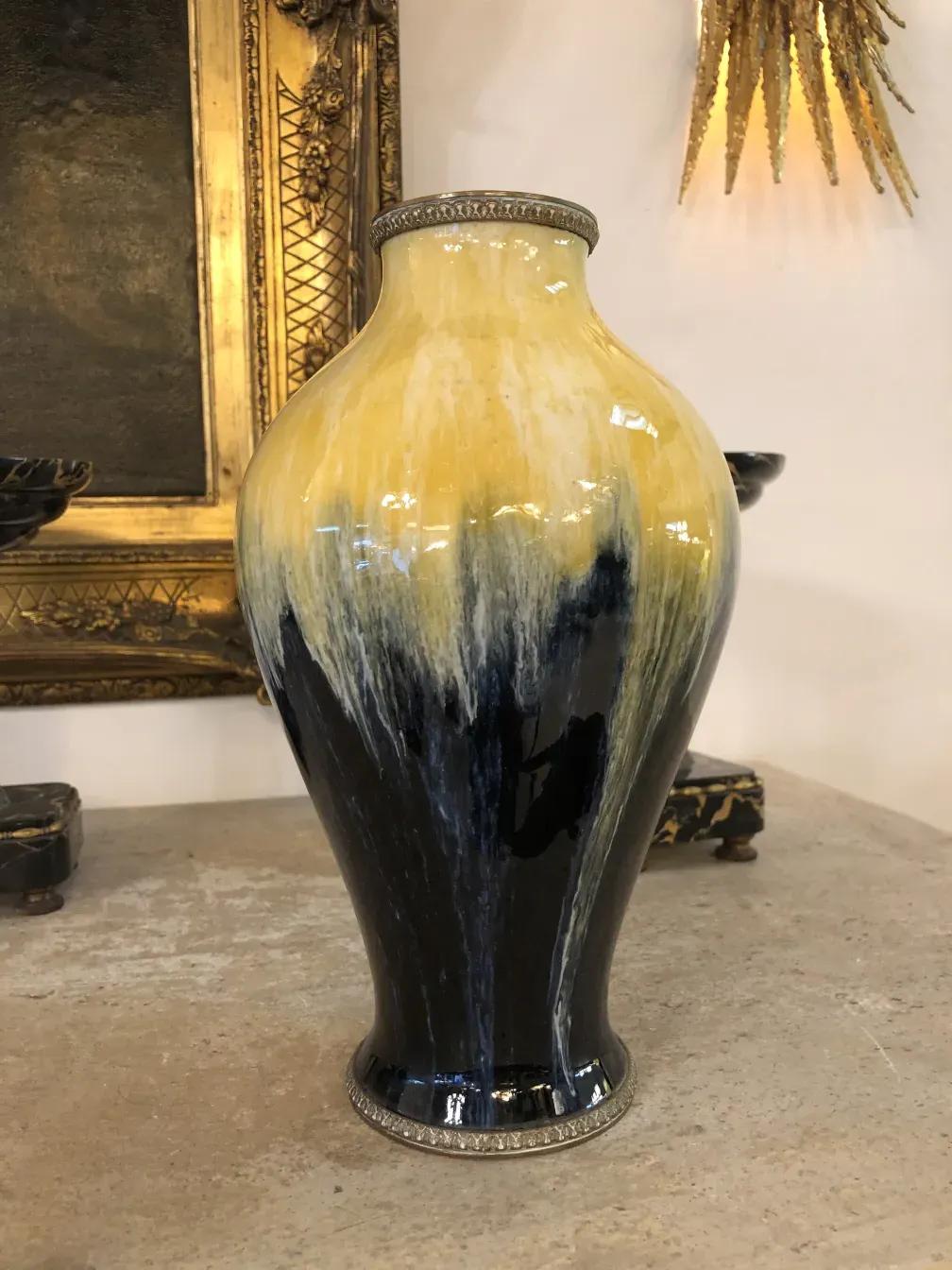 Vase en céramique antique avec des tons jaunes et noirs, Boch frères keramis.