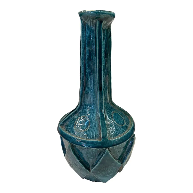 Jarrón de cerámica antigua con diseño azul decorativo, tallado.