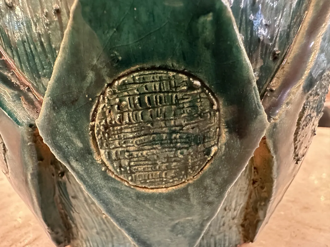 Cerâmica antiga com detalhes intrincados e textura suave