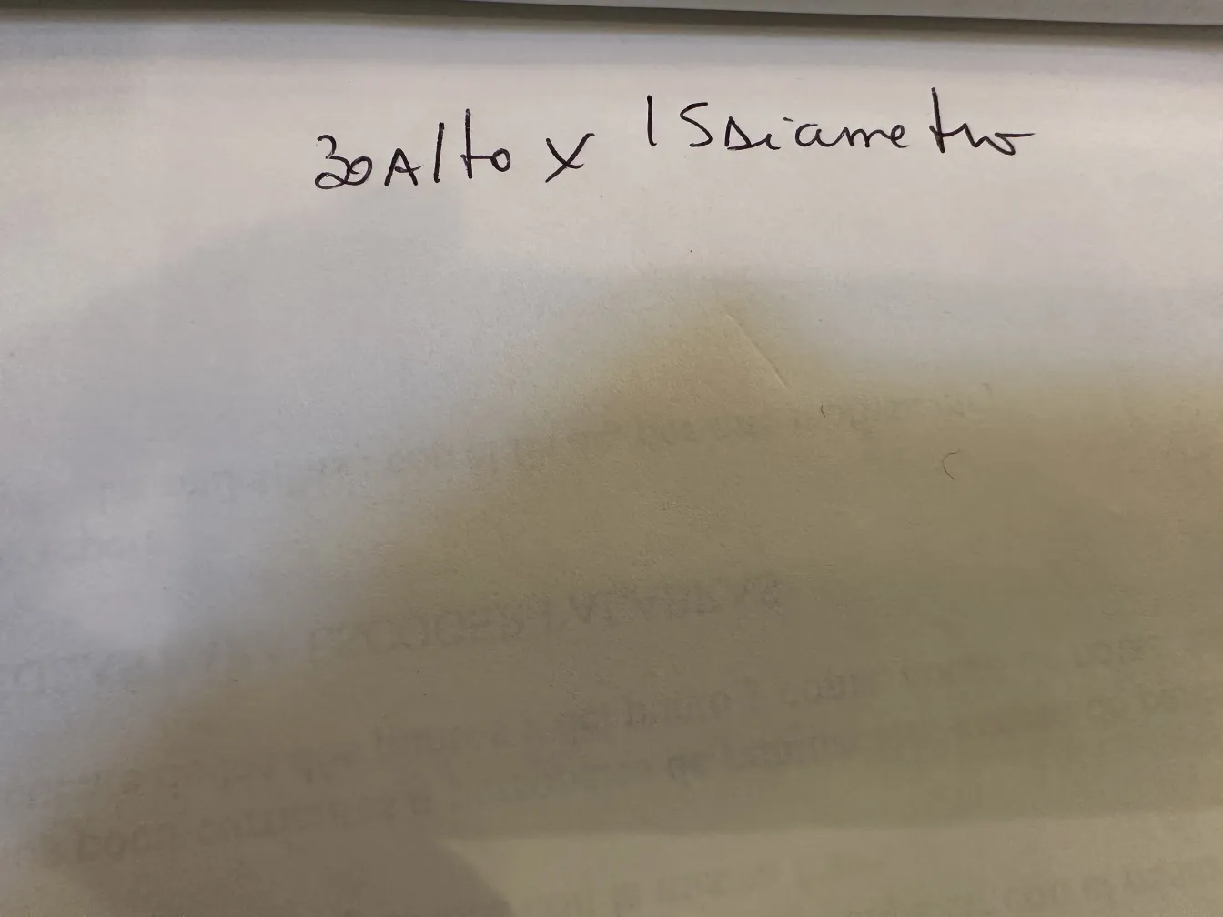 Cerámica antigua con dimensiones escritas en papel