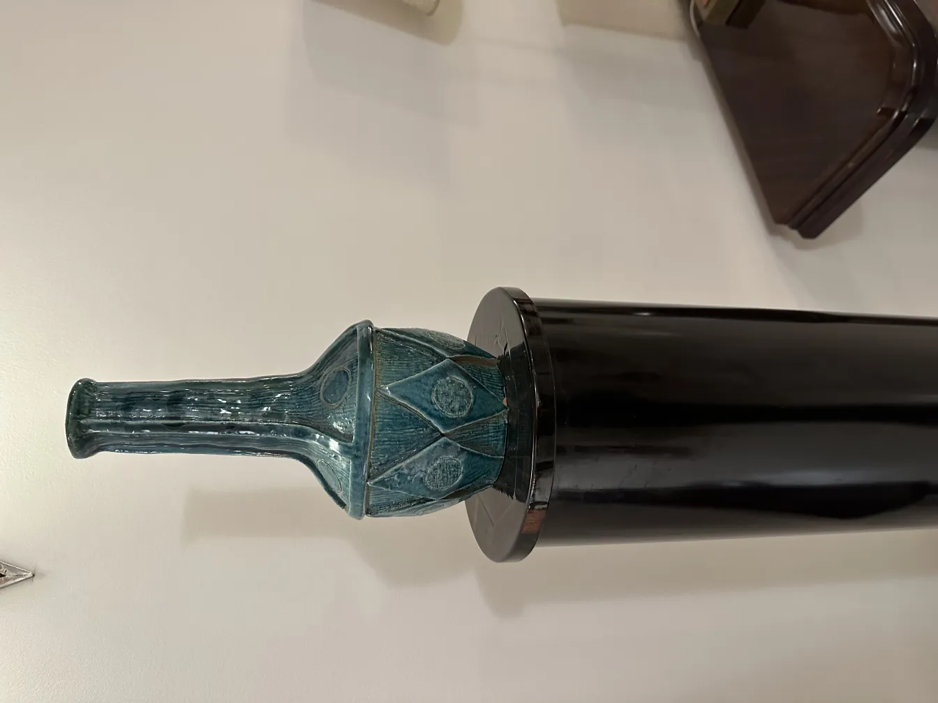 古風な青い装飾陶器の花瓶