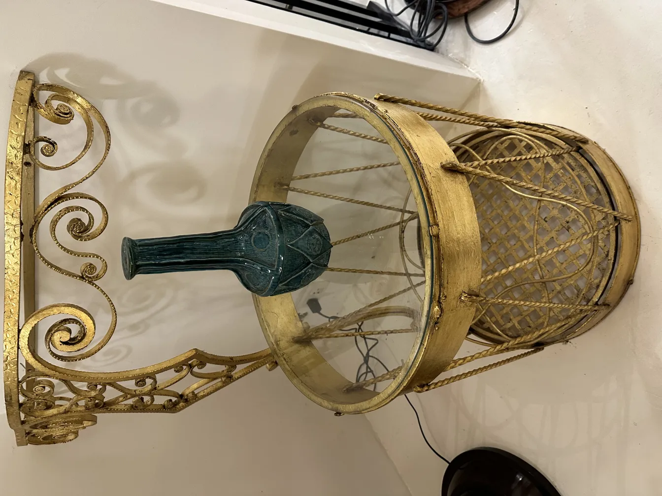 Antiken Keramikvase mit grünem Design auf goldenem Tisch.