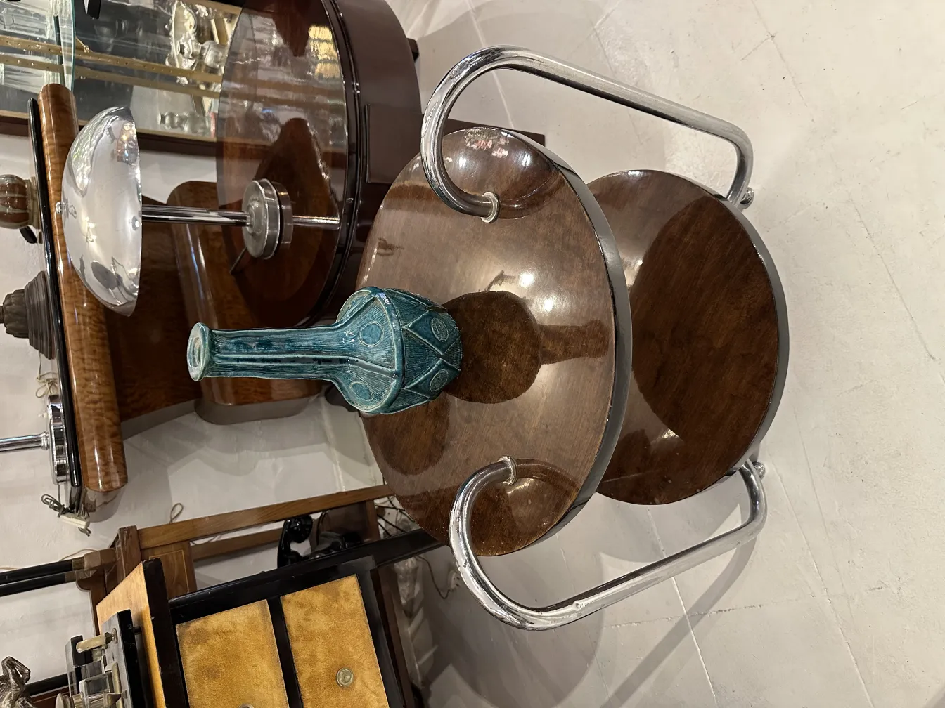 Vase de céramique ancienne décorative bleue avec motifs