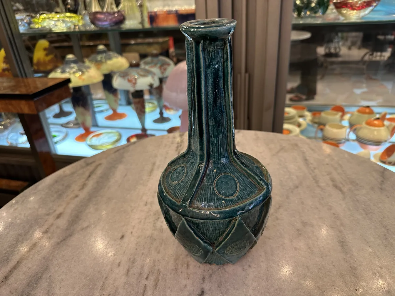 具有复杂蓝色设计的古董陶瓷花瓶