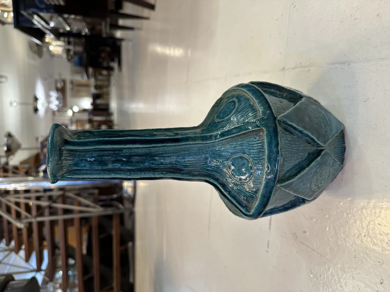 浮彫装飾と青色の古代陶器の花瓶