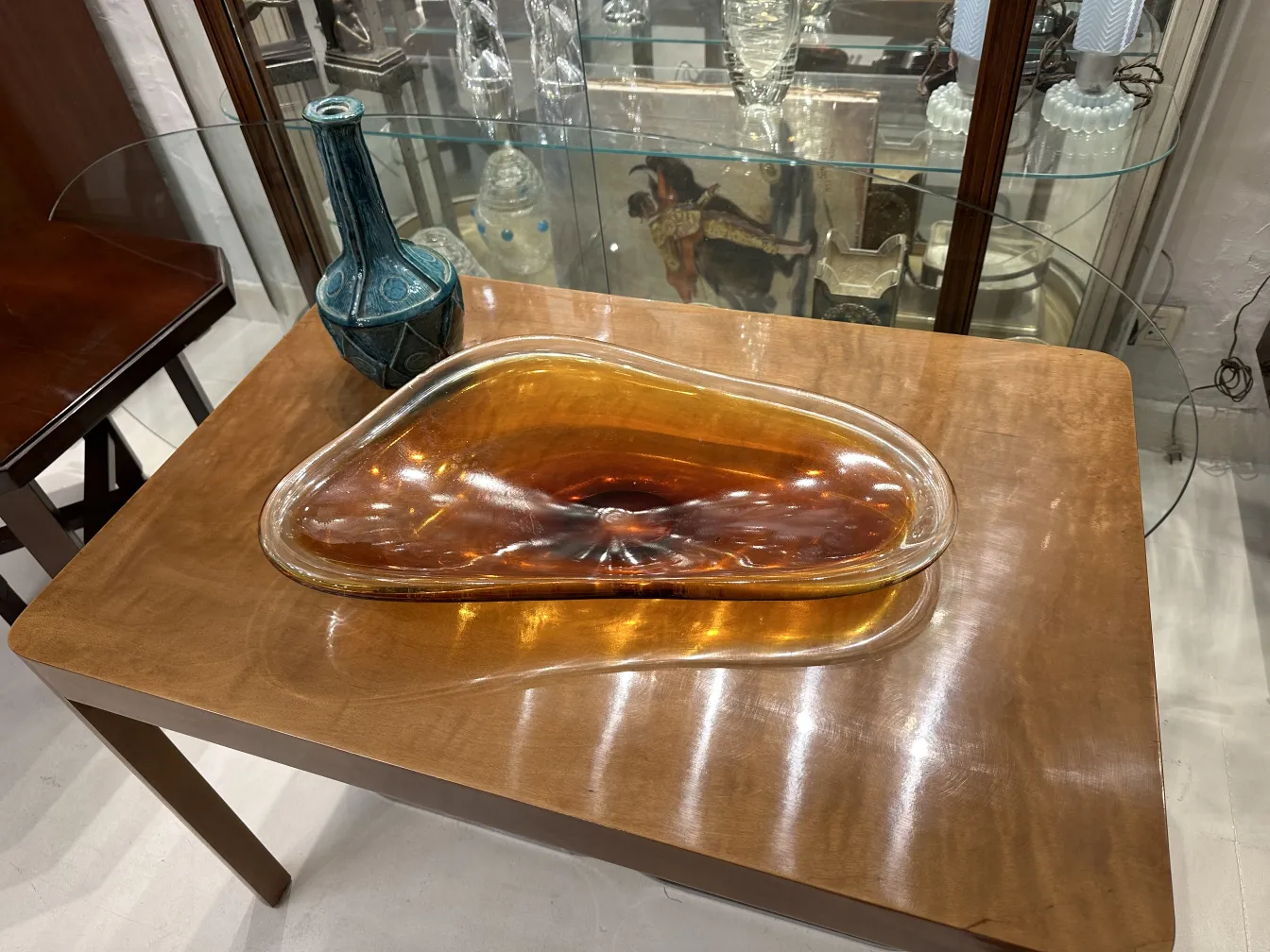 Prato de cerâmica antiga na cor âmbar em um ambiente elegante.