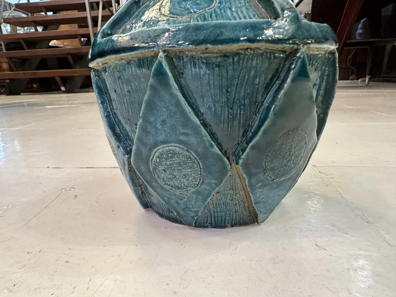 كائن السيراميك القديم الأزرق بزخارف هندسية.