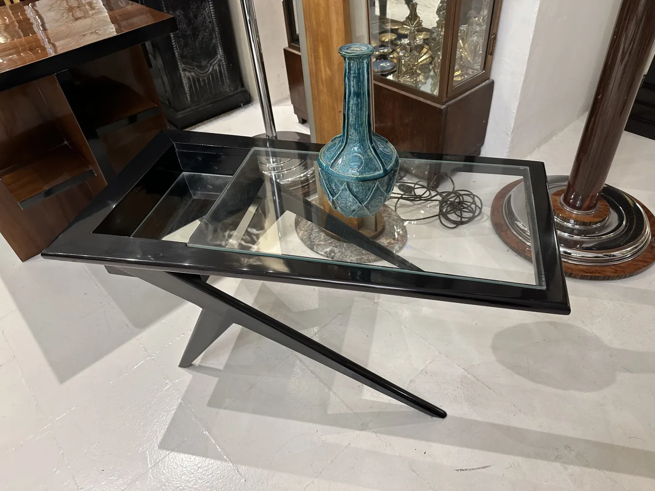 فاز سيراميك قديم على طاولة زجاجية سوداء.