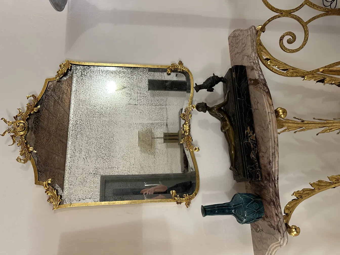 Miroir ancien avec cadre doré et céramique décorative bleue