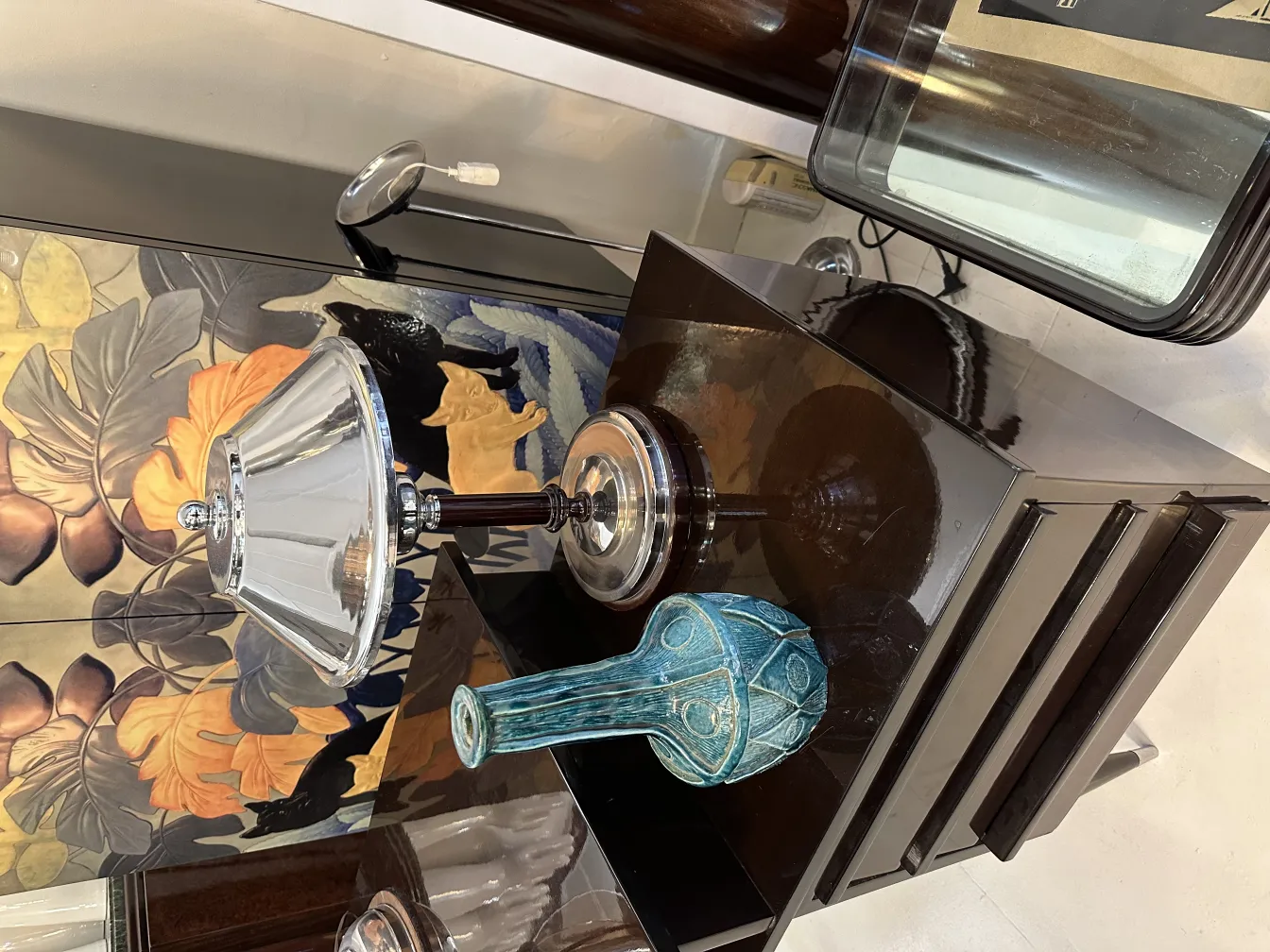 Vaso ceramico antico decorativo su tavolo