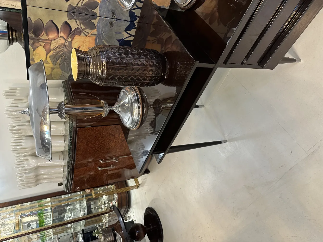 Vaso de cerâmica antiga decorativa com padrão único.