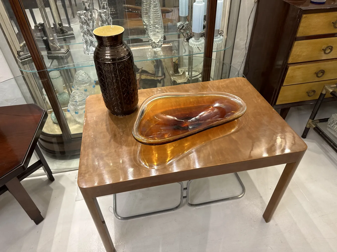 Vaso in ceramica antica su tavolo con decorazione.