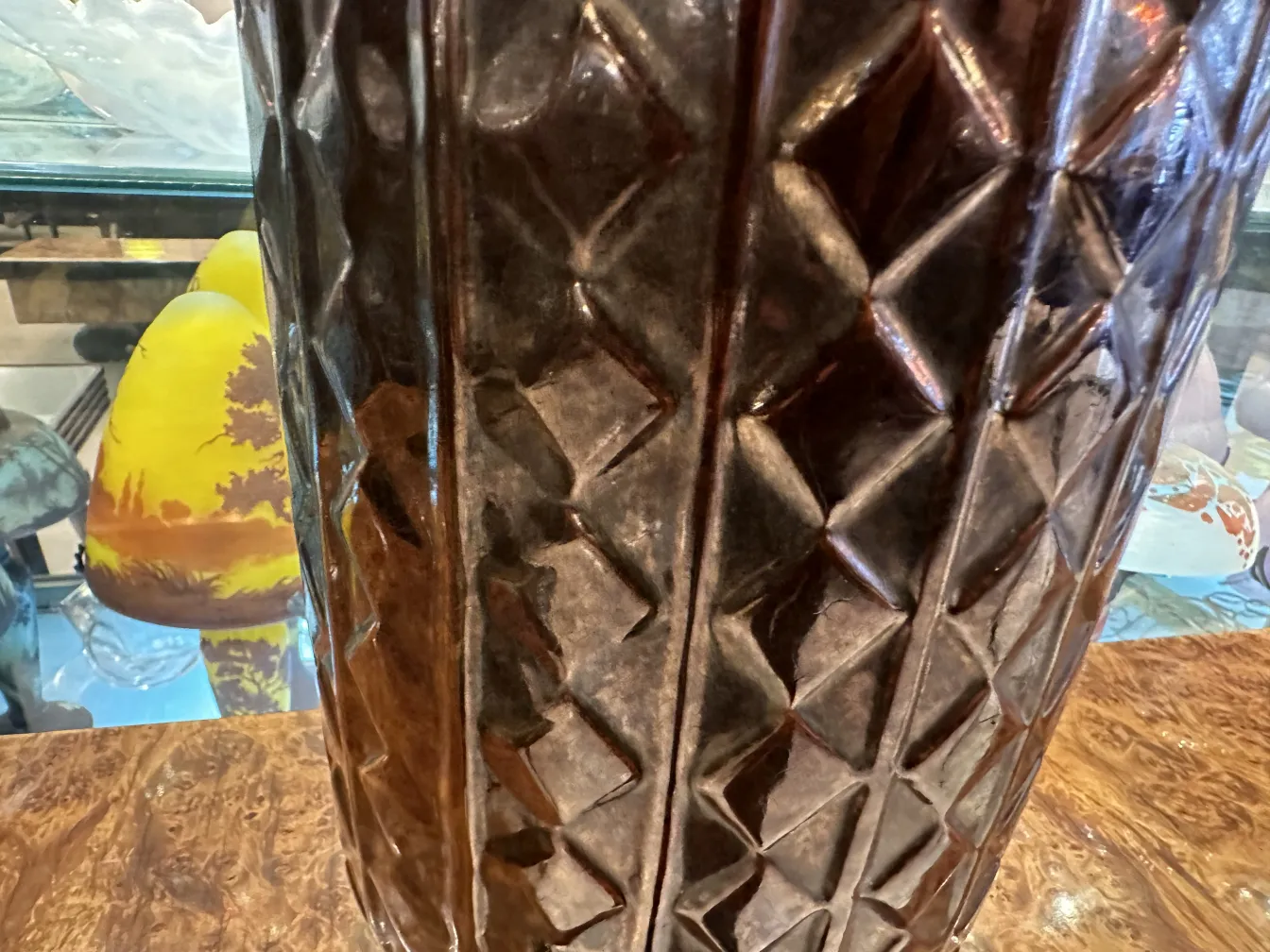 Vaso in ceramica antica decorativa con design in rilievo, dettaglio lucido.