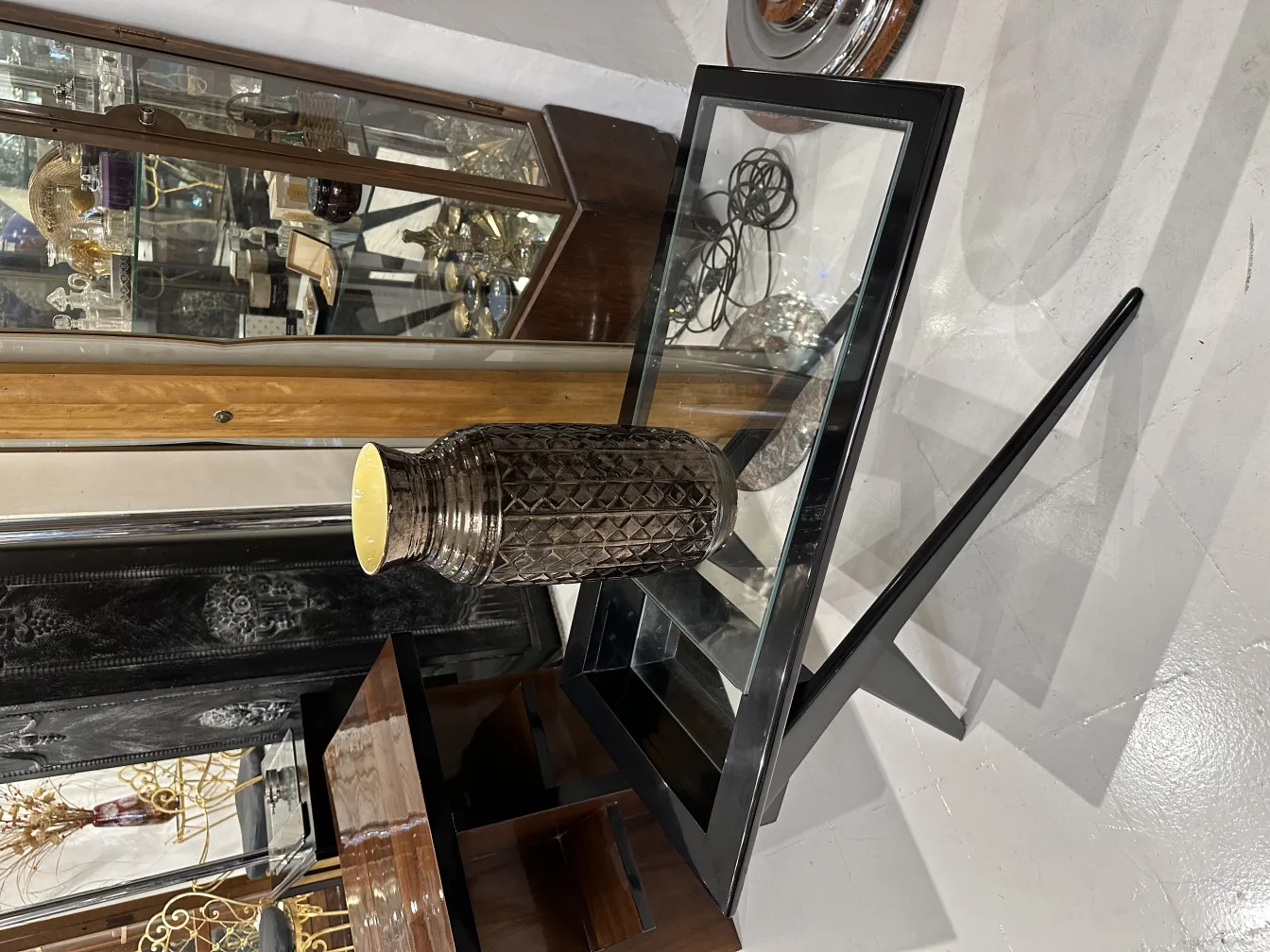 Vase en céramique antique avec design décoratif en jaune