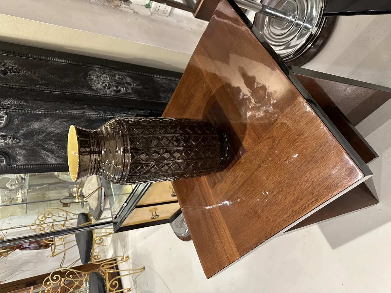 Vase de cerámica antigua de color marrón con interior amarillo