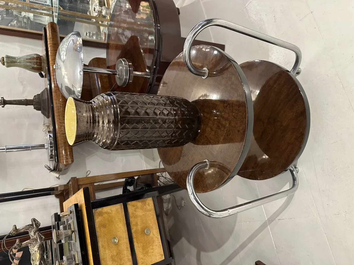 Vaso in ceramica antica con motivo decorativo e sfondo chiaro