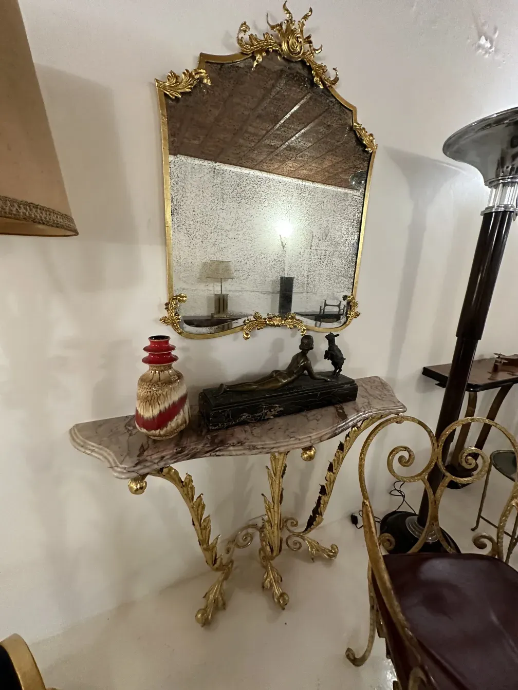 प्राचीन दर्पण स्वर्ण फ़्रेम और सजावट, तालिका के साथ मिट्टी के पात्र
