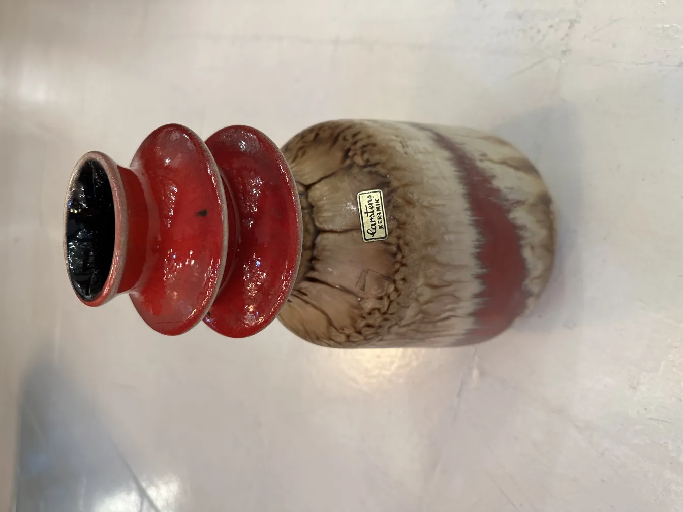 Vase en céramique ancienne avec détails rouges et marron