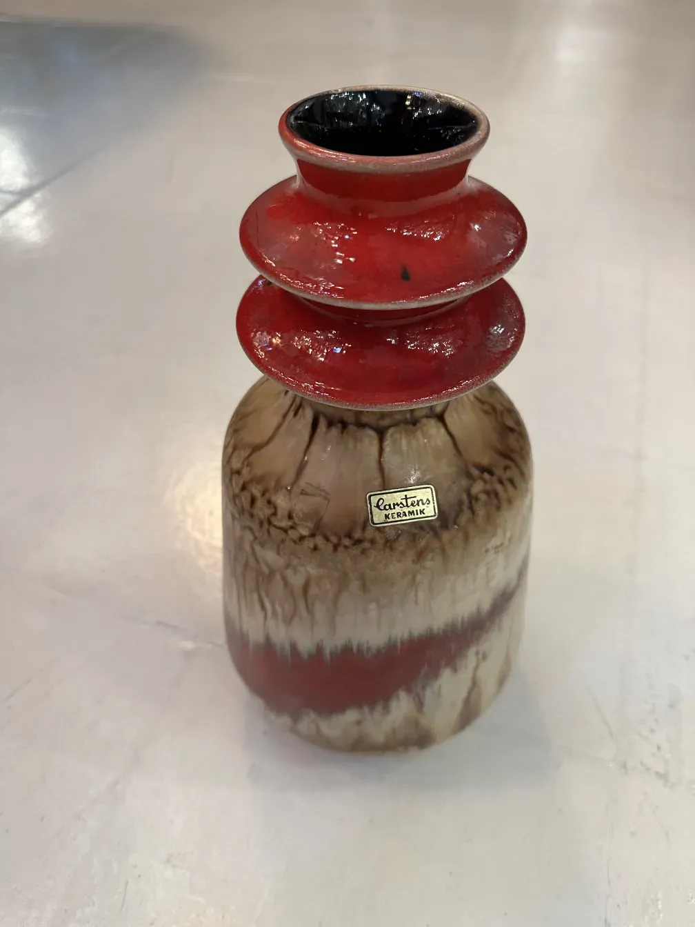 古董陶瓷花瓶，带有红色和棕色细节，Carstens Tönnieshof.