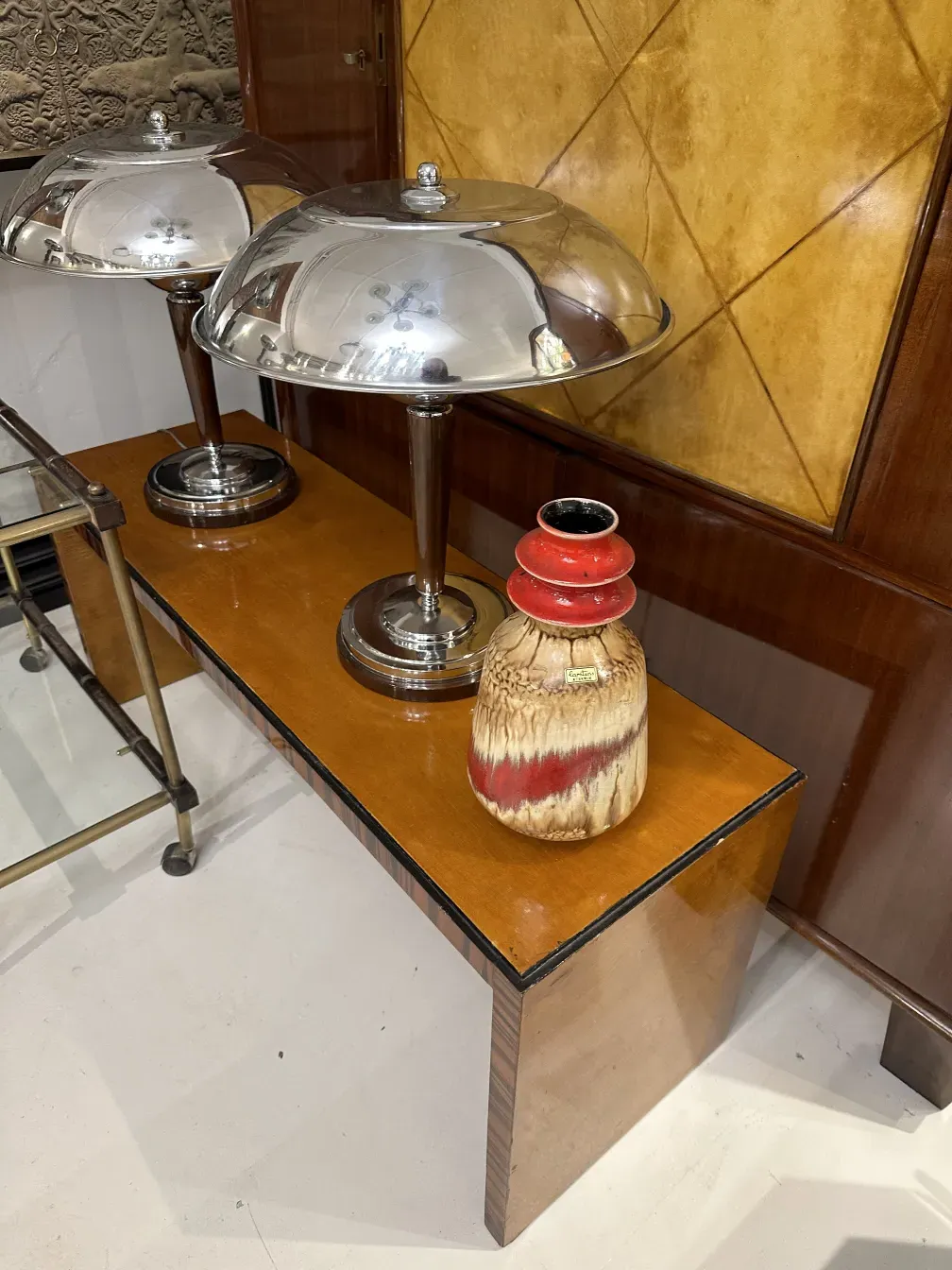 Base de mesa con cerámicas antiguas decorativas