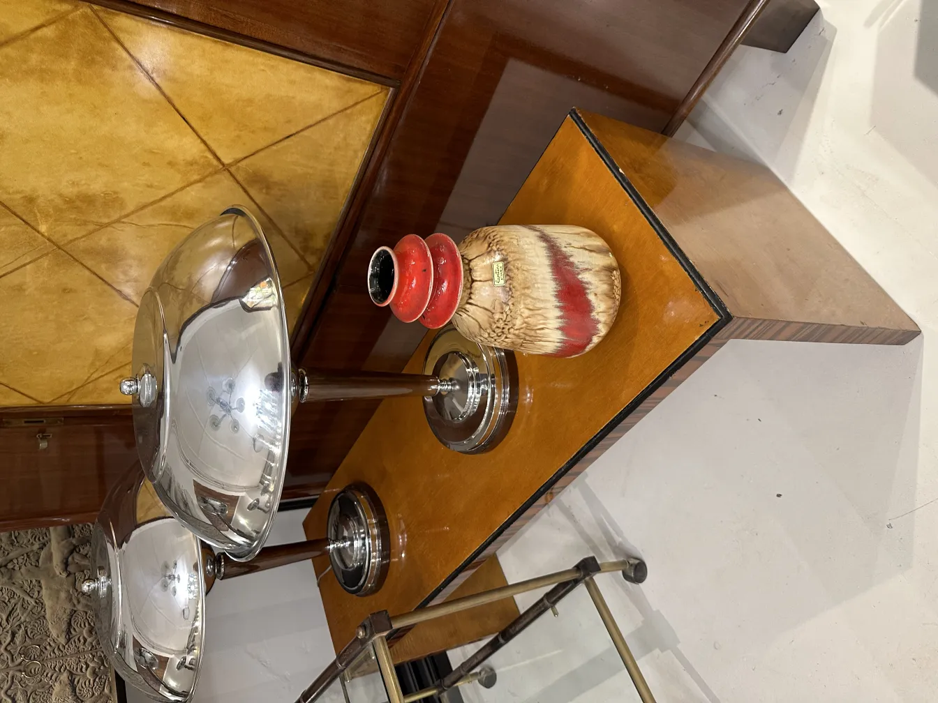 Vaso de cerâmica antiga com decorações coloridas.