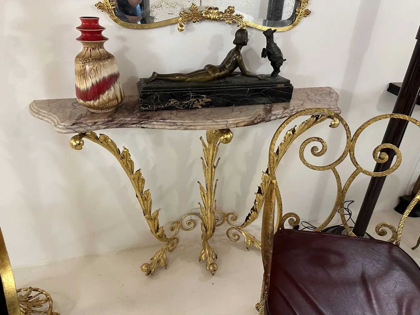 Vaso decorativo in ceramica antica con colori caldi