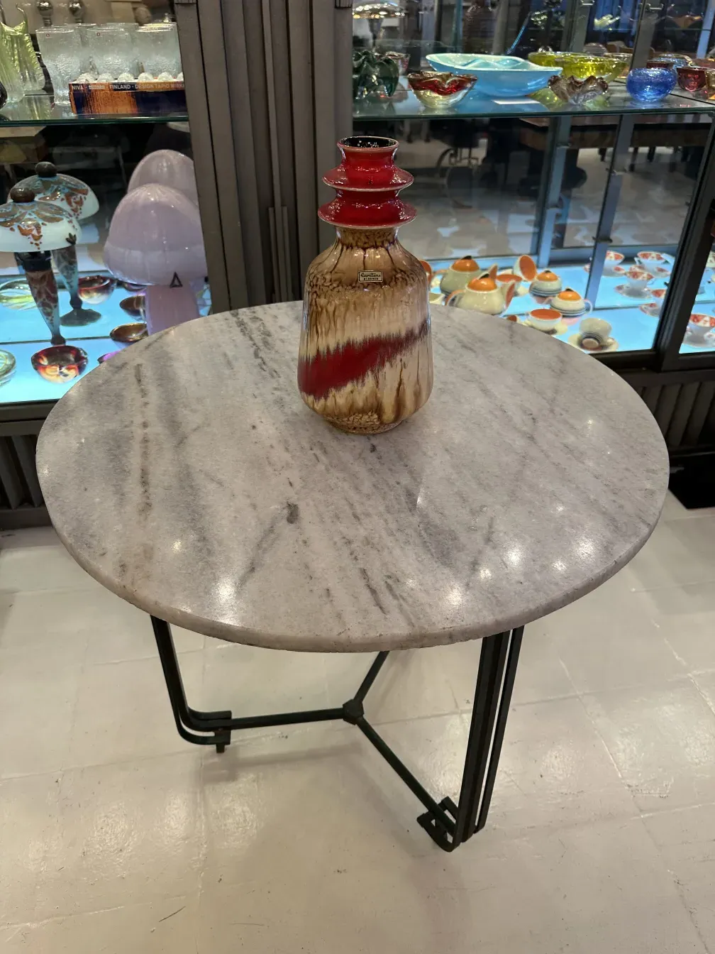 Céramique ancienne décorative de Carstens Tönnieshof sur une table ronde.