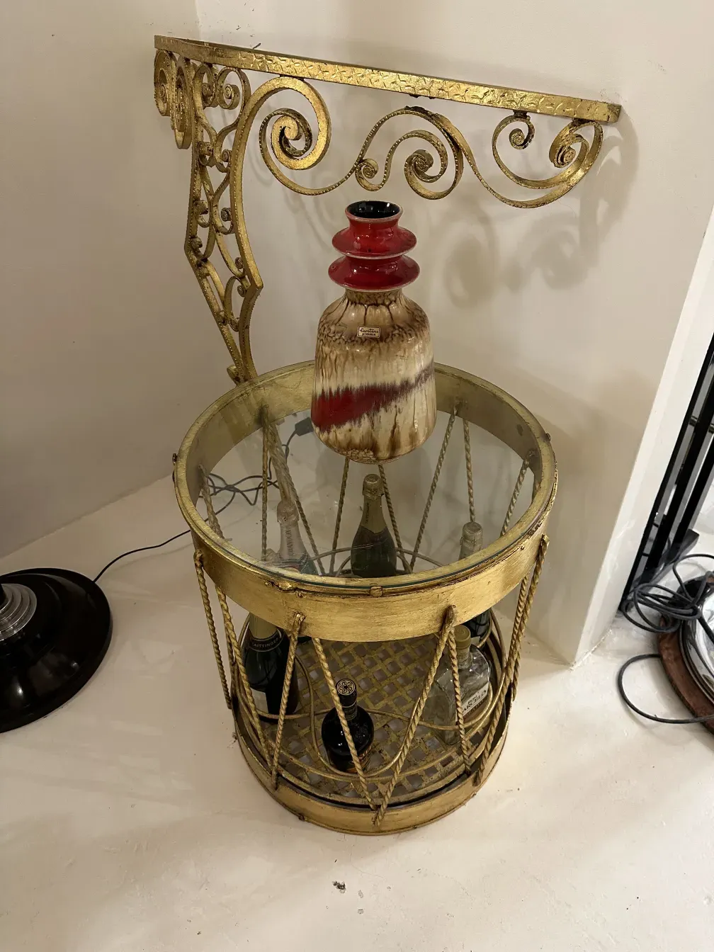 Antike dekorative Keramik mit auffälligem Design und verschiedenen Farben auf einem goldenen Tisch.