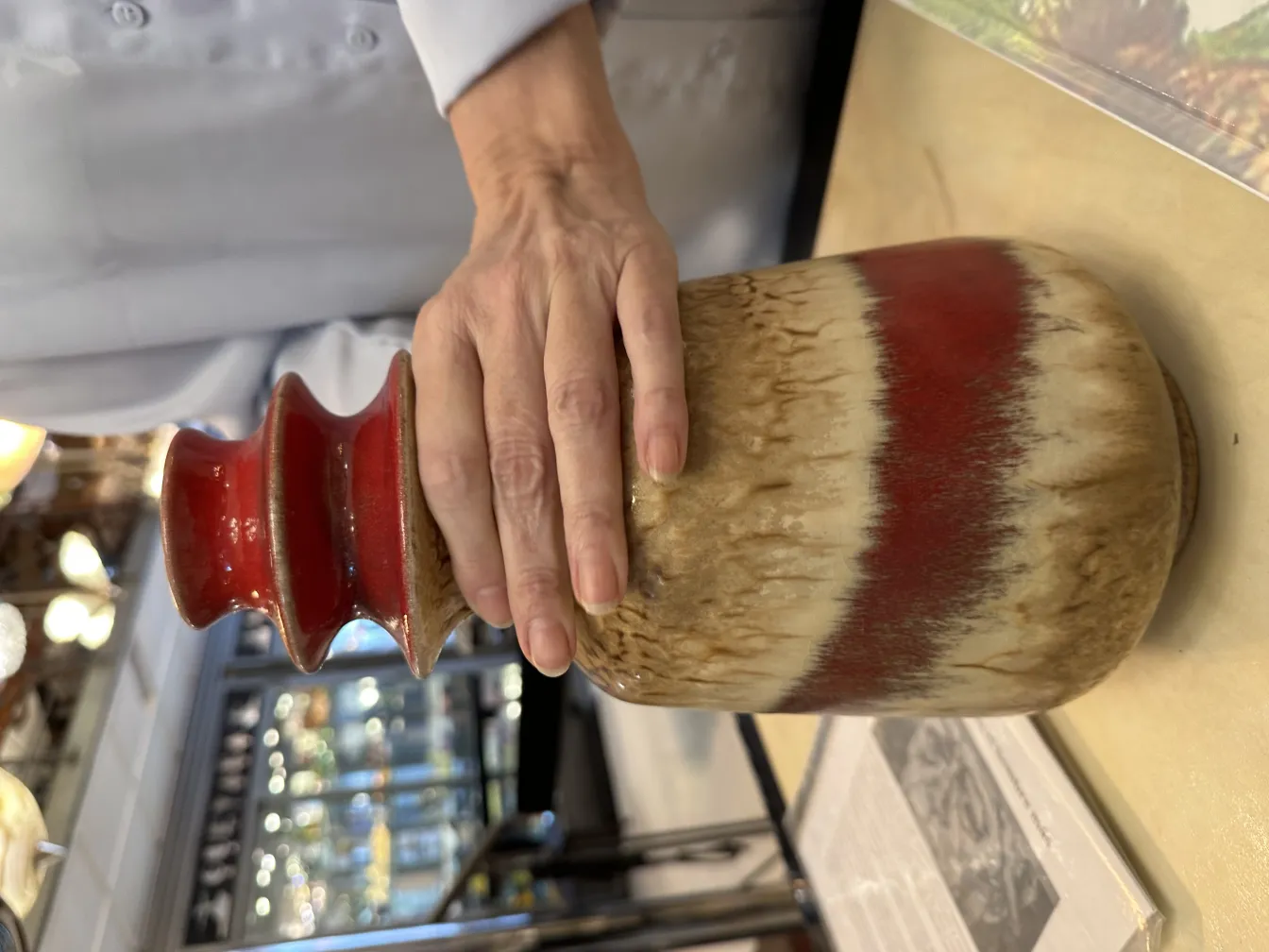 Jarrón de cerámica antigua con adornos rojos y beige