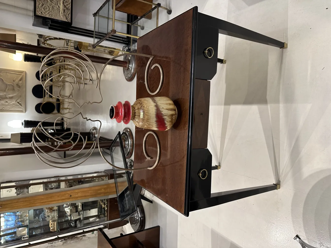 Jarrón de cerámica antigua con decoración colorida en un ambiente elegante.