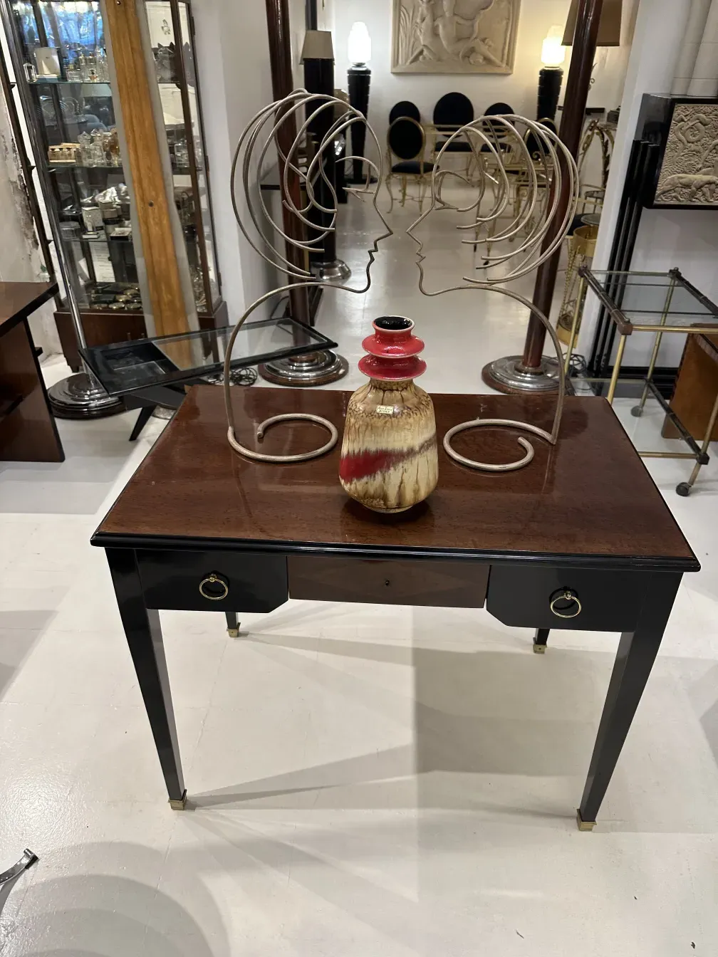 Vase en céramique ancienne de Carstens Tönnieshof avec des détails rouges et beiges sur une élégante table.