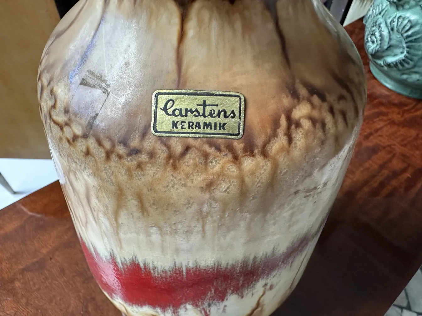 Vaso di ceramica antica con design marrone e rosso.