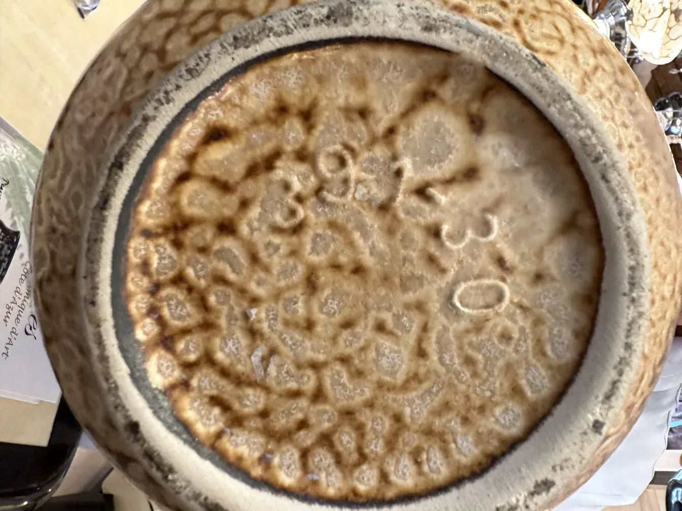 Base de cerâmica com texturas e marcas visíveis