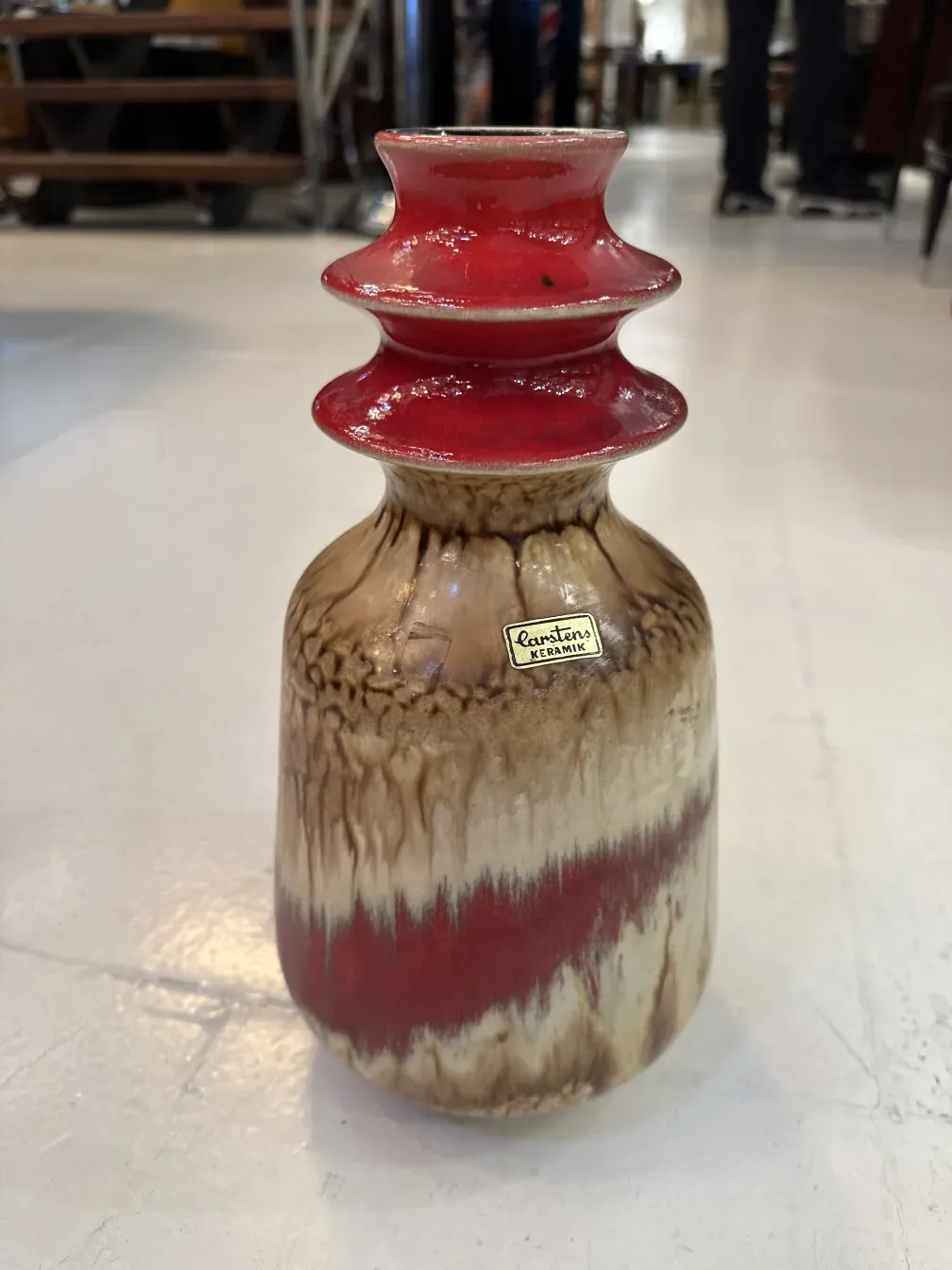 antike Keramikvase mit roten und braunen Mustern