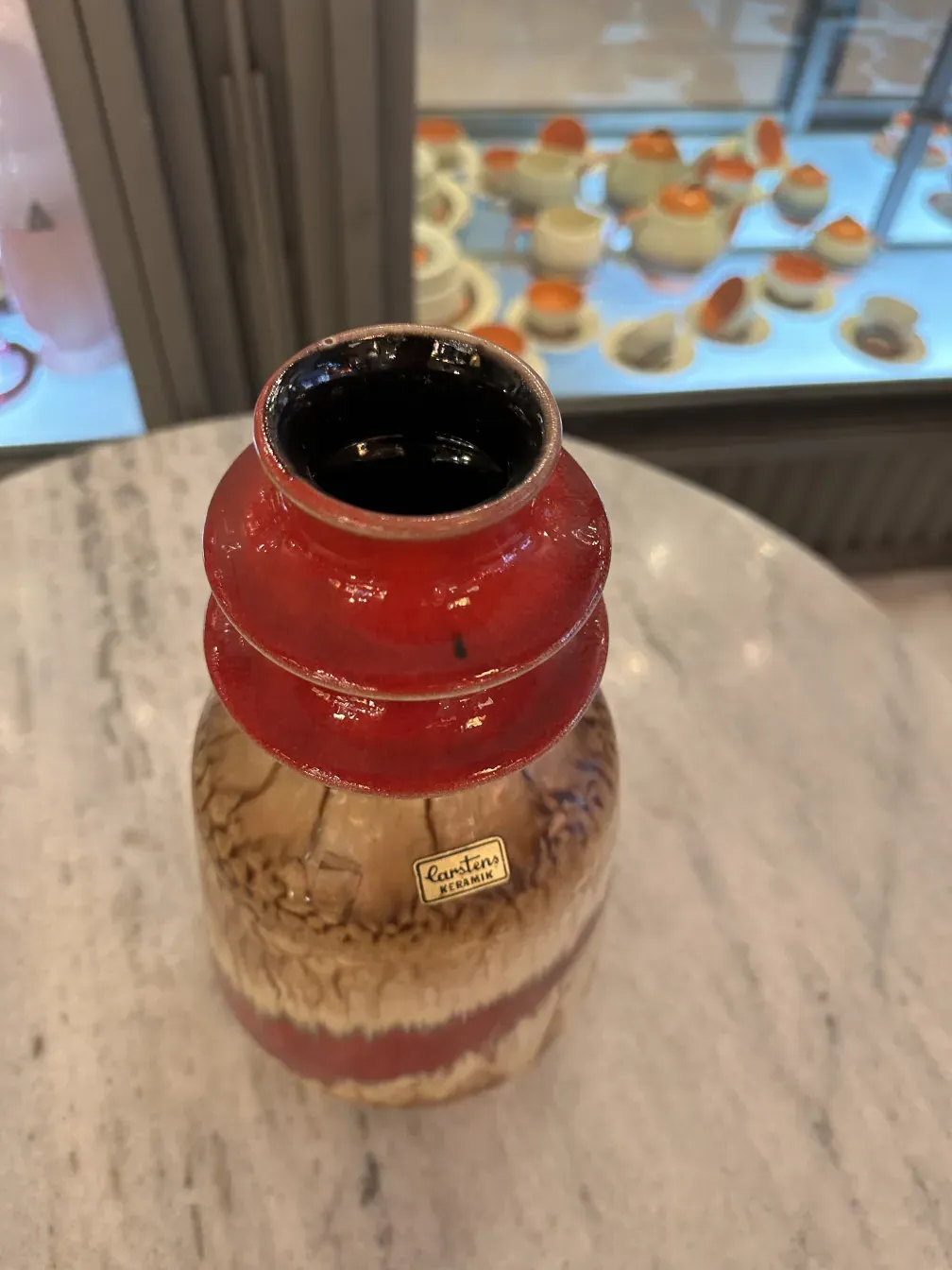 빨간색과 갈색 마무리가 있는 고대 도자기 화병.