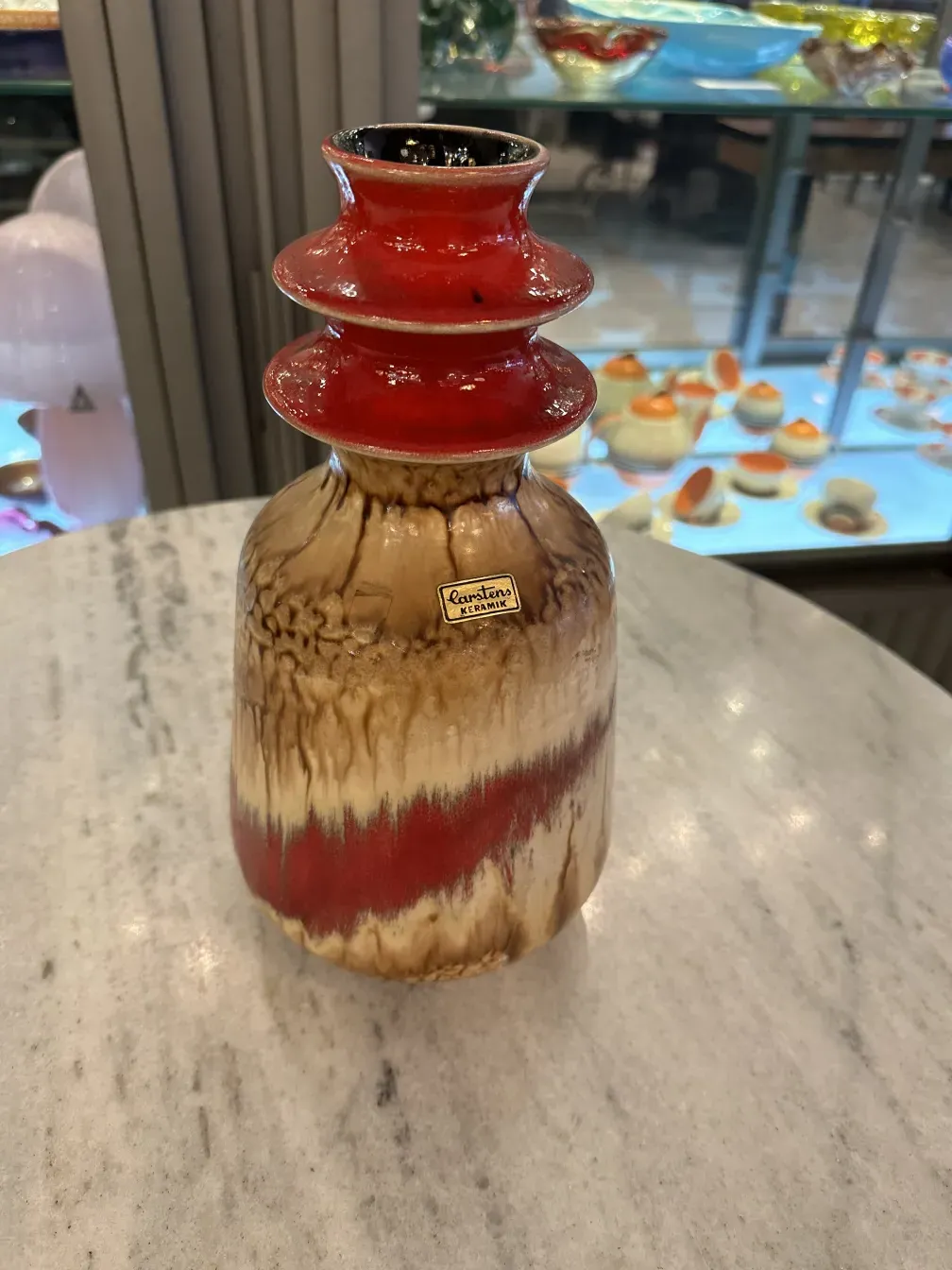 古董陶瓷花瓶，带有红色和米色图案。