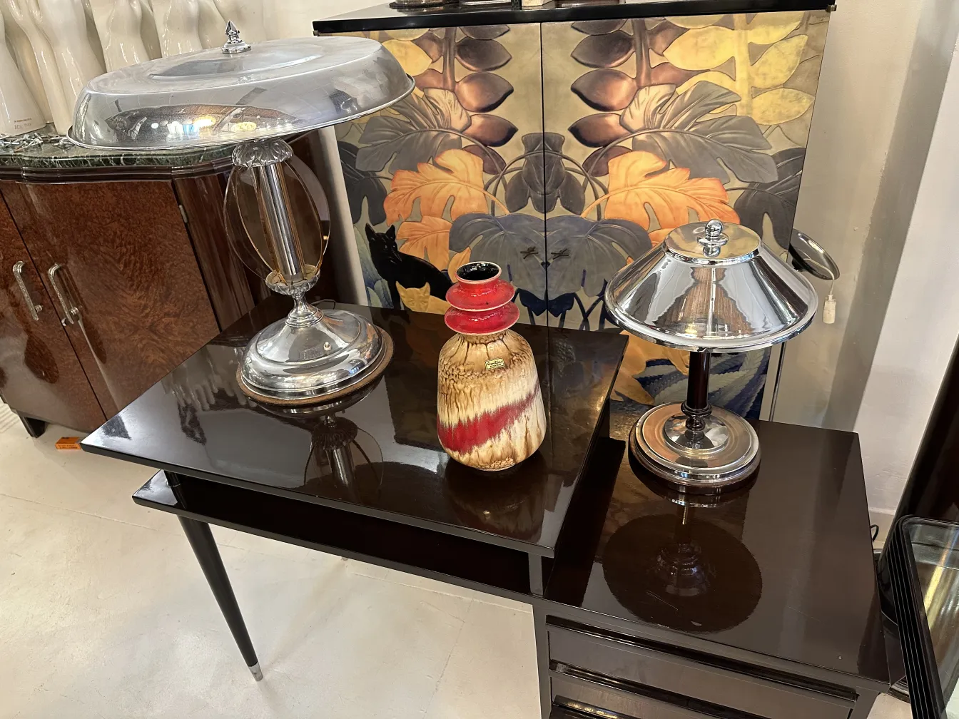 فاز سيراميك قديم بألوان زاهية، زينة، بيئة أنيقة.