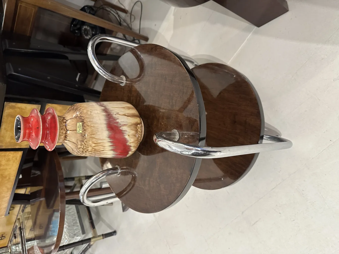 Vaso de cerâmica antiga com tons marrons e vermelhos, decorativo.