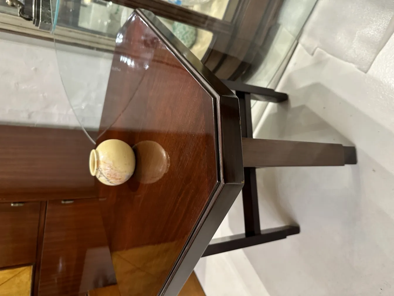 木製のテーブルの上にある装飾的な古代陶器