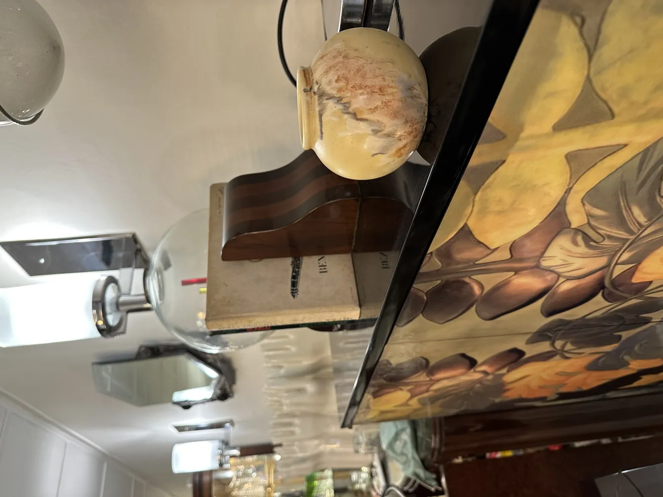 古董陶瓷装饰品，米色和白色