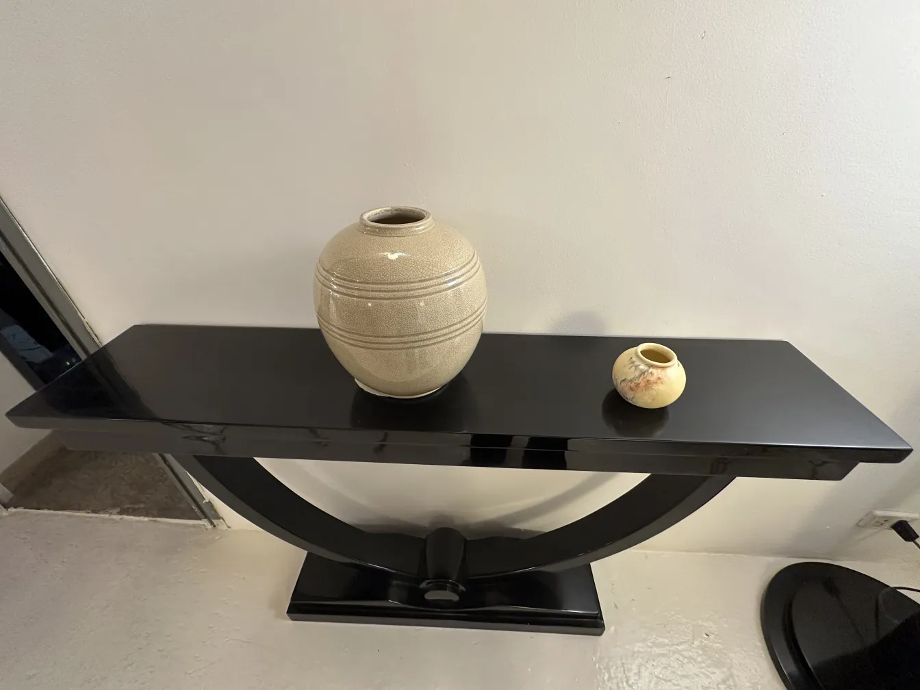 Vasi antichi in ceramica su un tavolo nero moderno