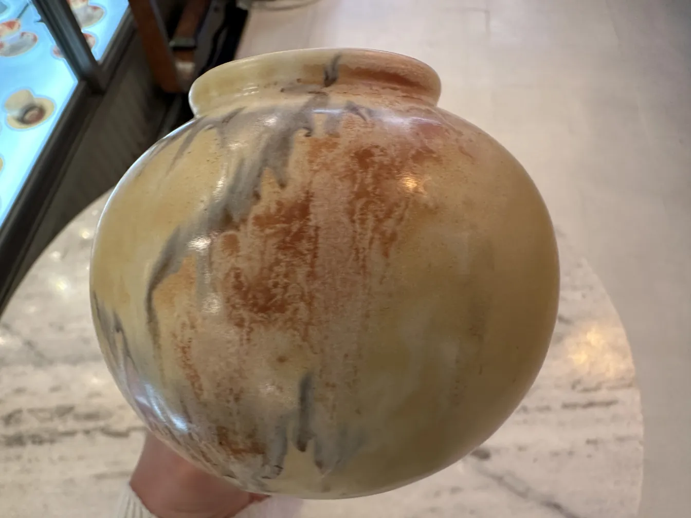 古董陶瓷球体，带有红土和灰色调。