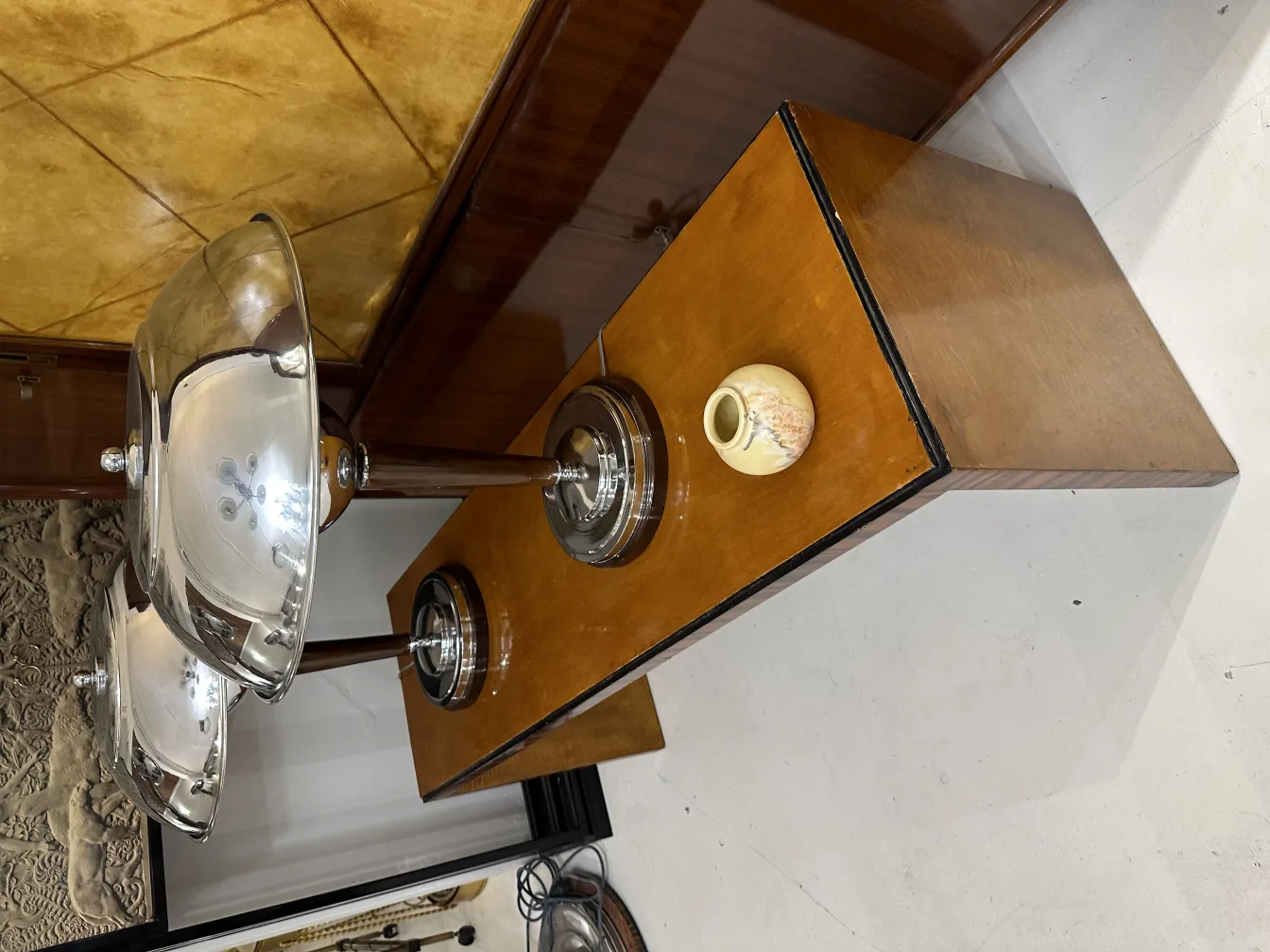 Vaso decorativo in ceramica antica su tavolo di legno