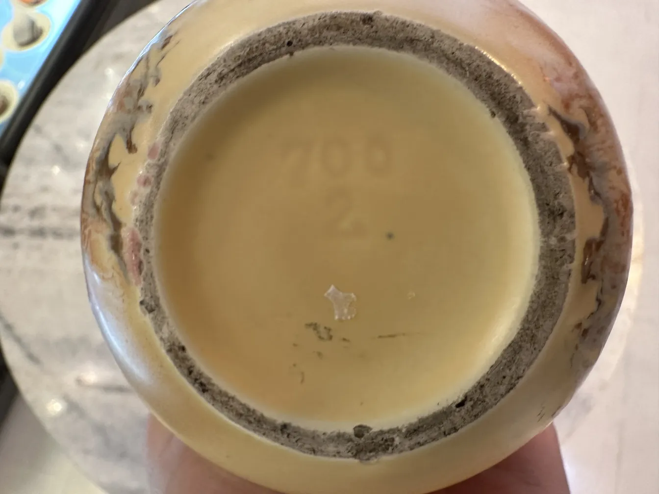 Base di ceramica antica con decorazione classica, dettagli visibili