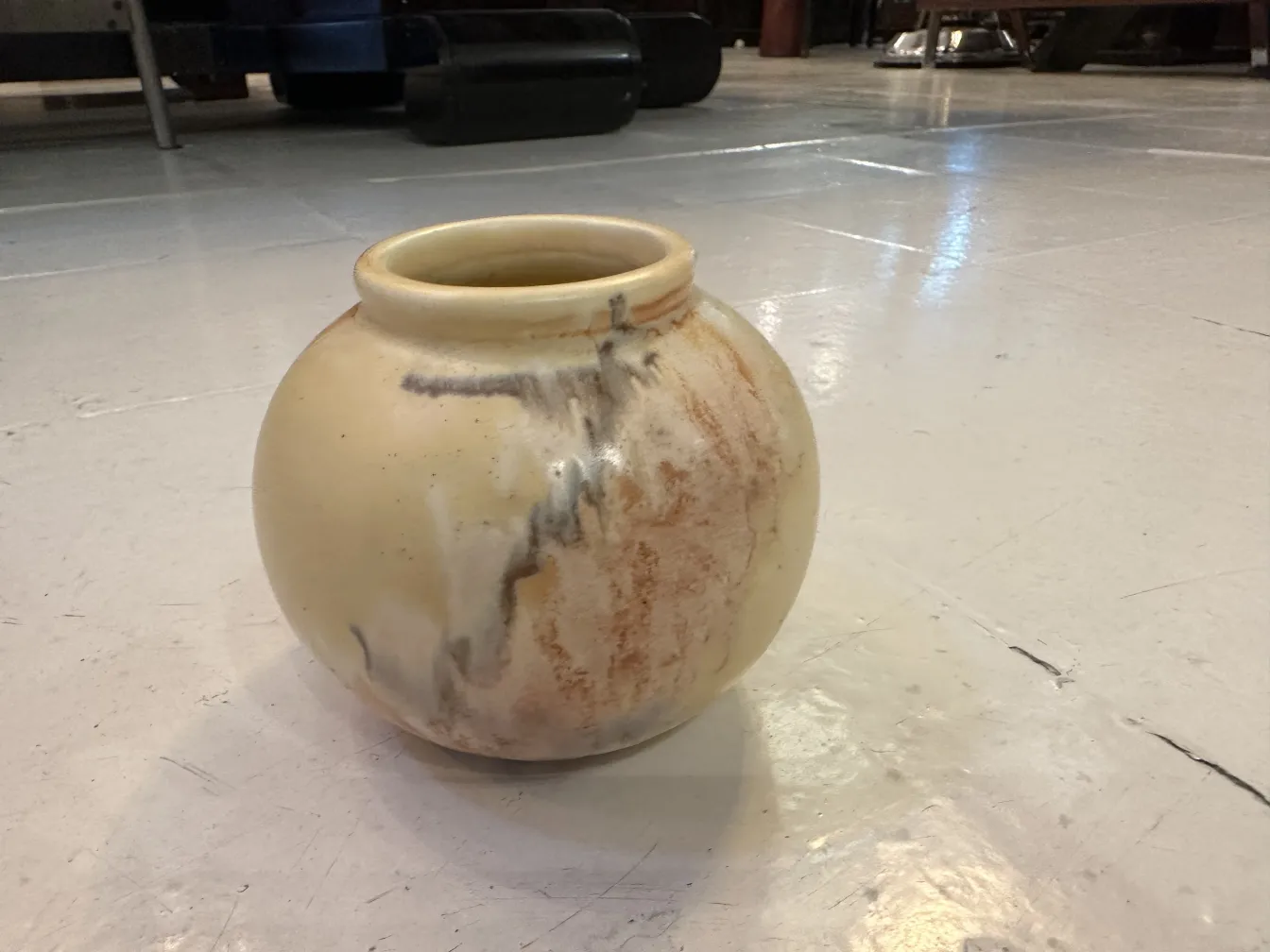 中性色調と質感を持つ古代陶器の花瓶