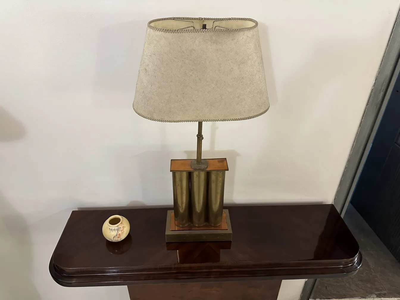 Lâmpada com base de cerâmica antiga e vaso decorativo