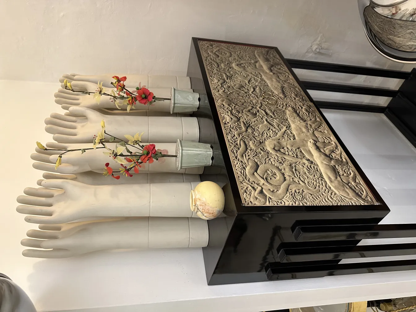 古董陶瓷，手形花瓶，装饰品。