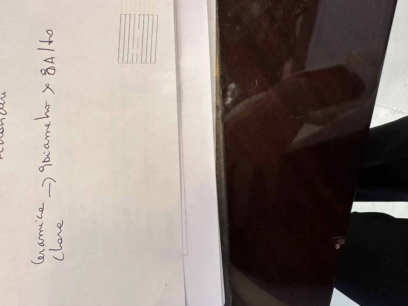 Cerâmica antiga com detalhes requintados, em um cenário clássico.