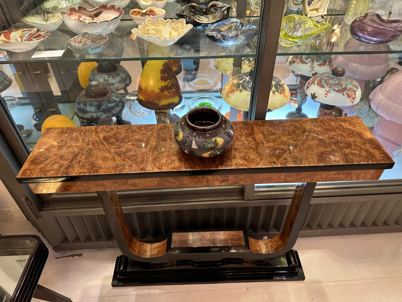 Ceramica decorativa antica su un tavolo di legno.