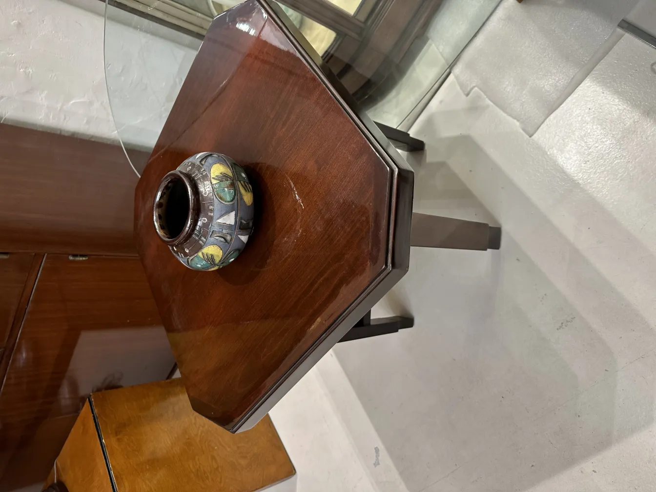 Ancienne céramique décorée avec des motifs colorés sur une table